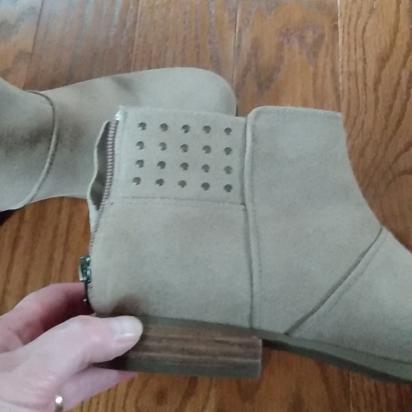 Pair of tan Suede Kookaburra Booties - Picture 4 of 6